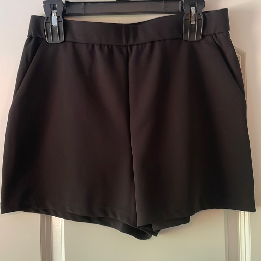 Women’s Versona Size Medium Black Dress Shorts